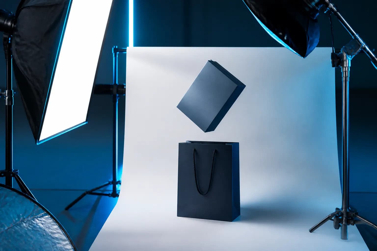 Product photography set with a shopping bag and studio lights